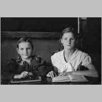 065-0097 In der Schule Moterau. Links Hildegard Koenig geb.1925, rechts Anni Koenig geb. 1922.jpg